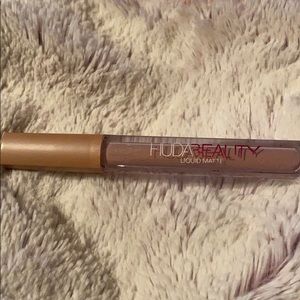 BRAND NEW! HUDA Beauty Liquid Matte Lipstick 💄